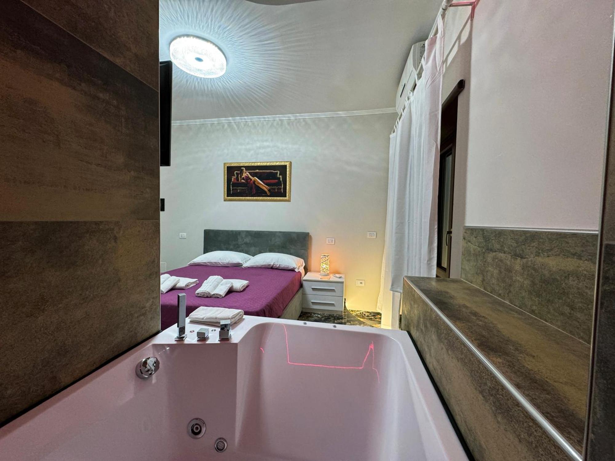 Deluxe Suite Spa Bath