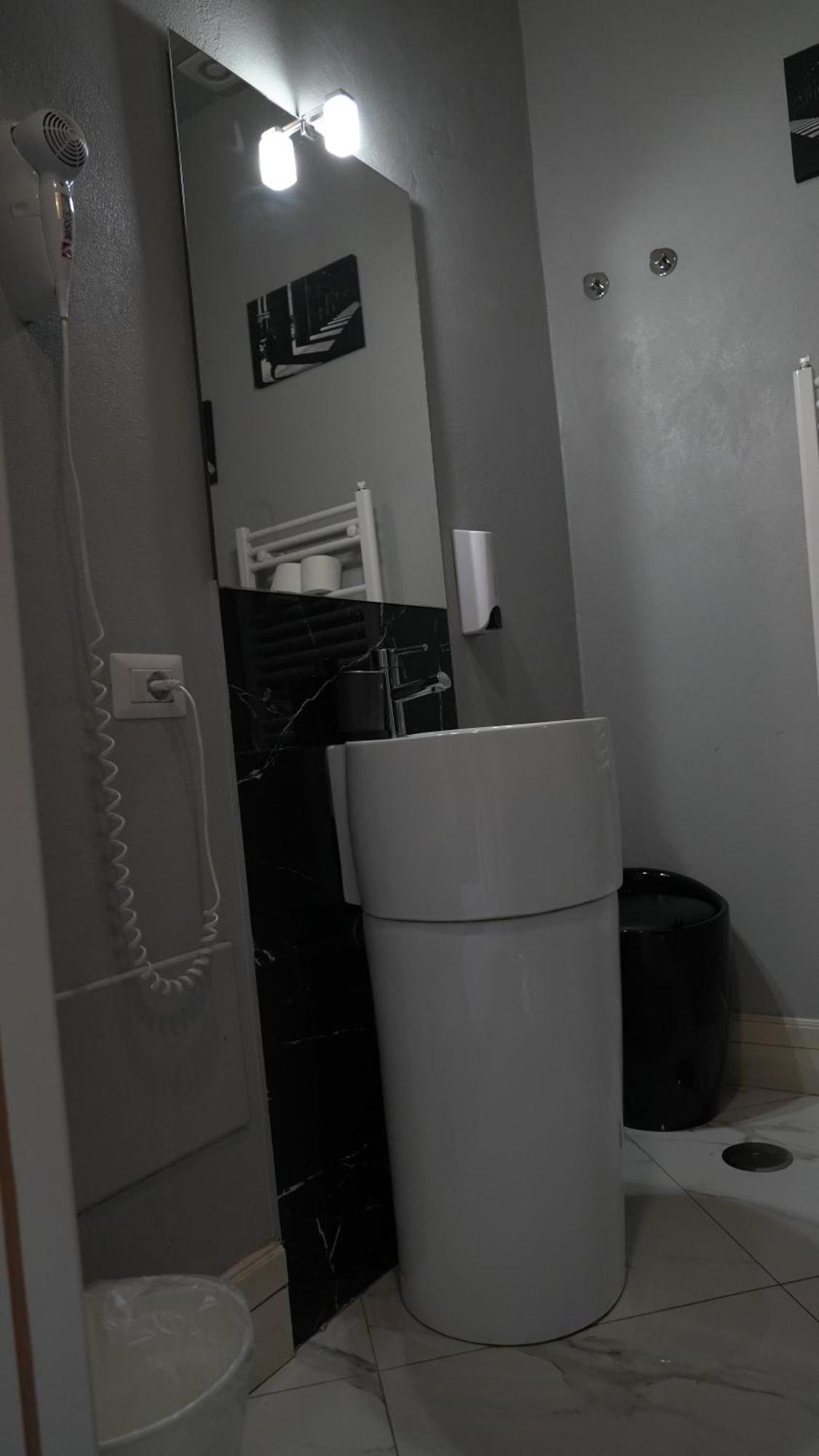 Deluxe Double Room Shower
