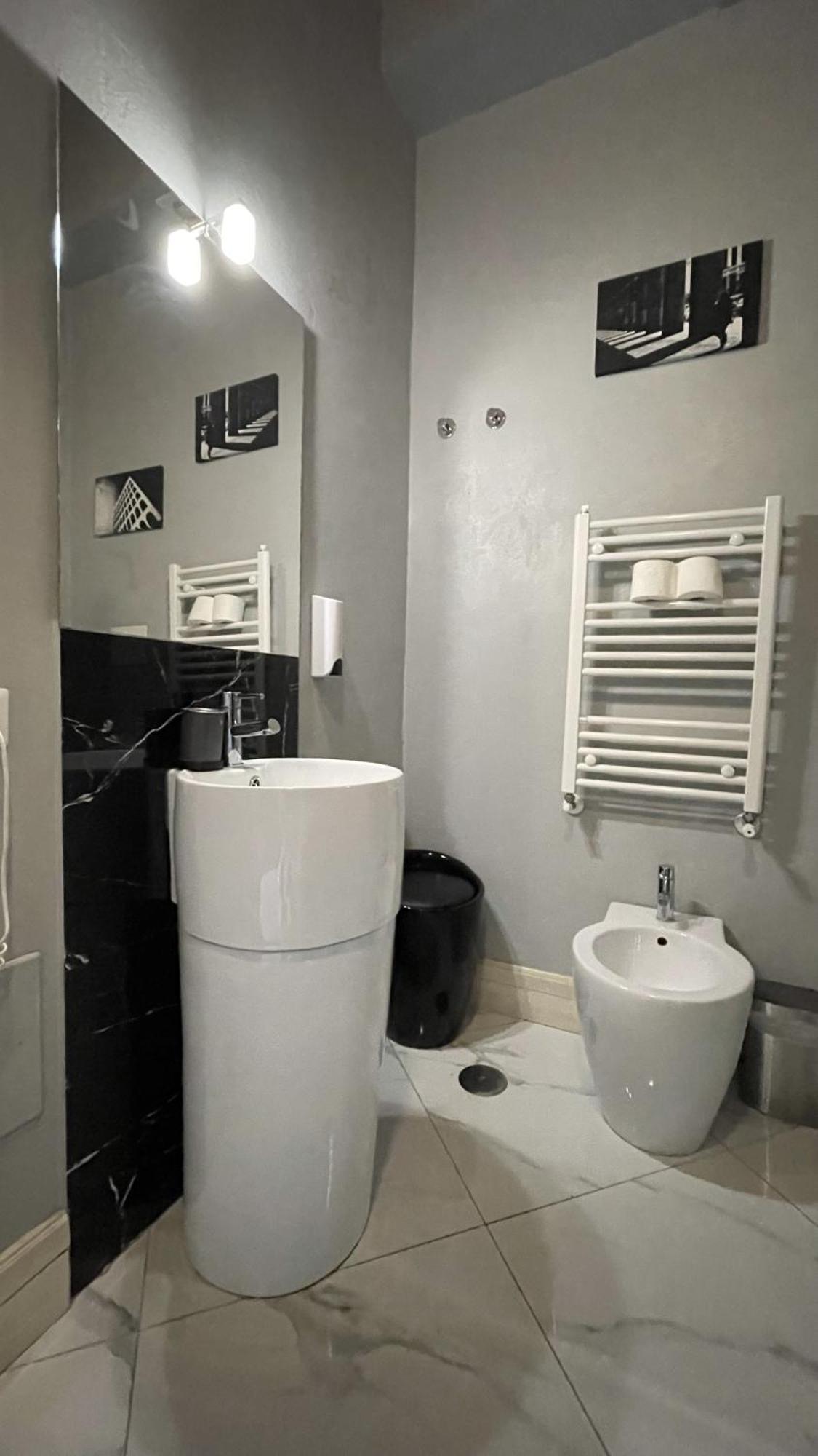 Deluxe Double Room Shower