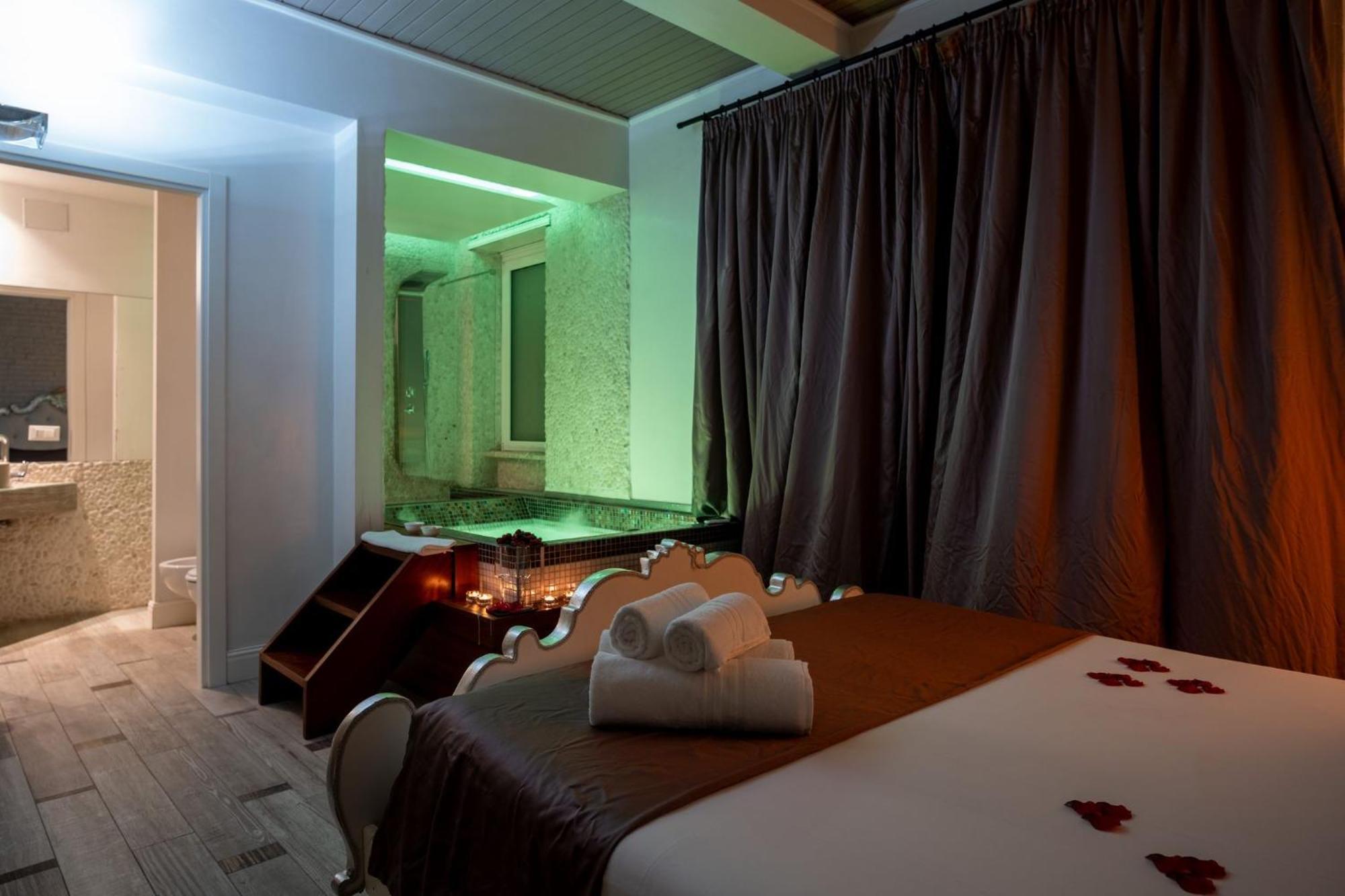 King Room Spa Bath,1660351306:JPEG