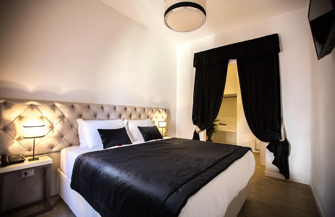 Chic&Town Luxury Rooms Piazza di Spagna-1