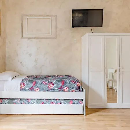 Deluxe Rooms And One Chilling Jacuzzi Suite Guesthouse-2